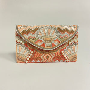 Clutch bordada coral/perlas