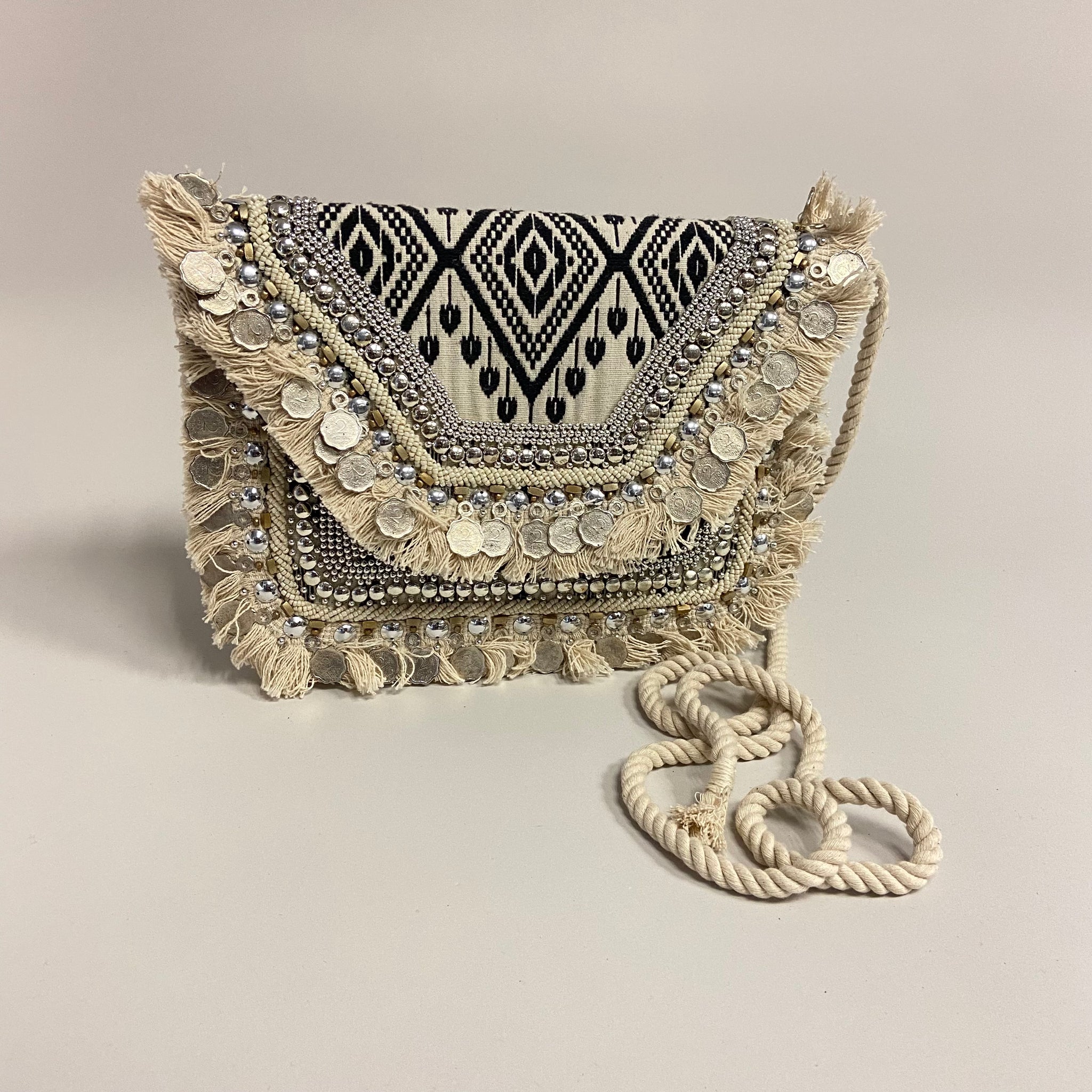 Bolsa tejida c/aplicaciones ivory
