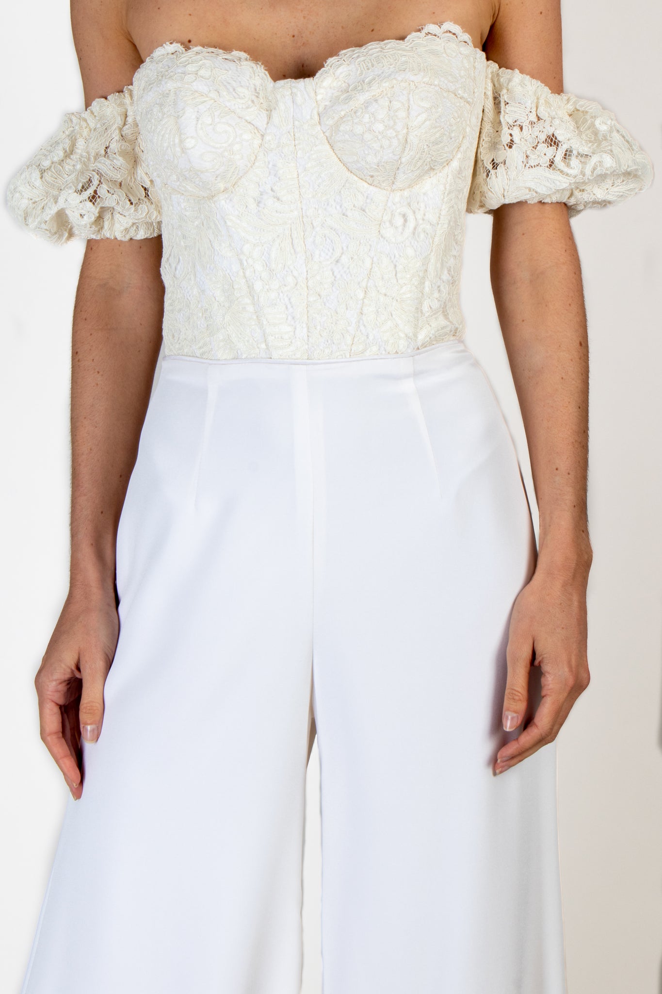 Jumpsuit strapless con manga ivory