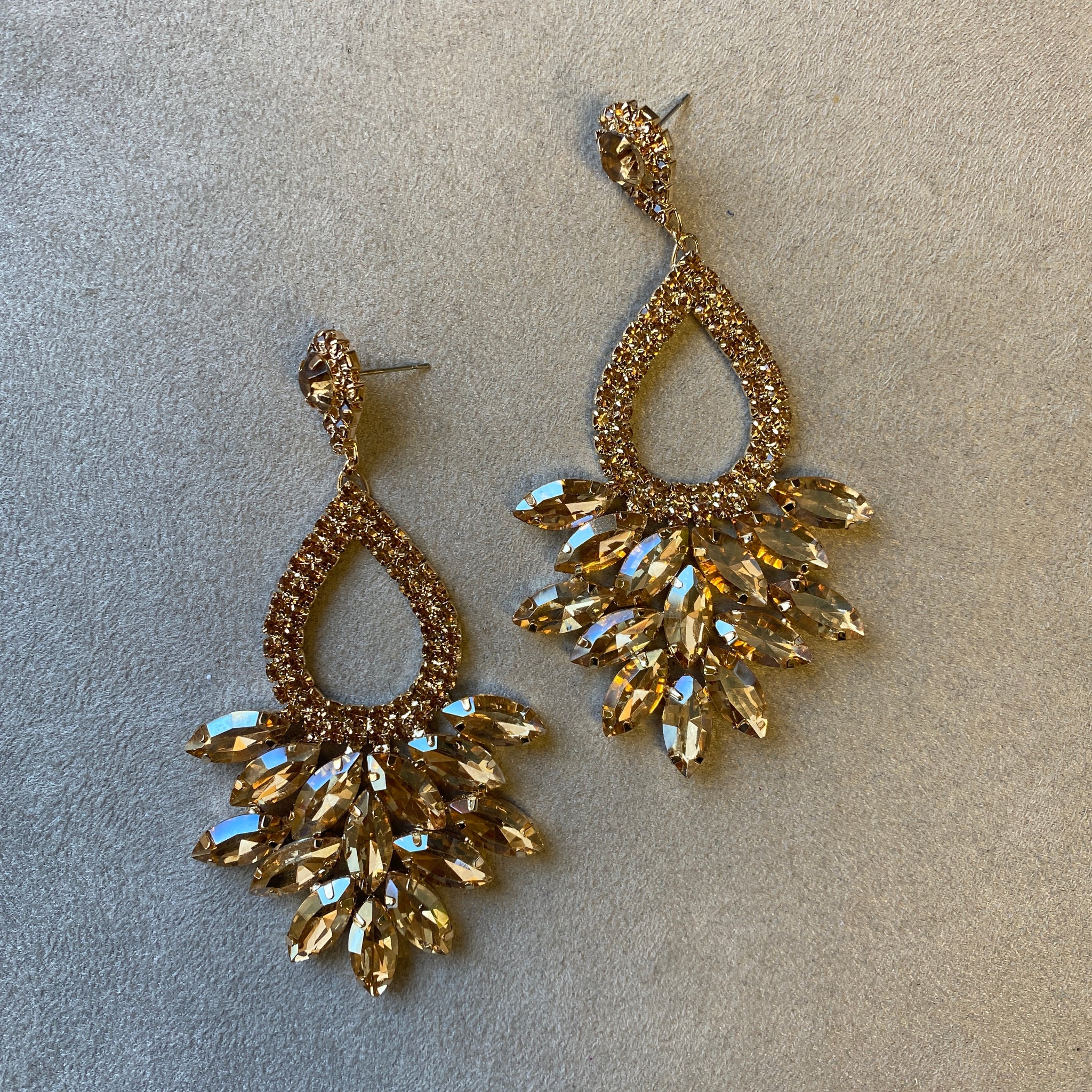 Arete gota y flor dorado