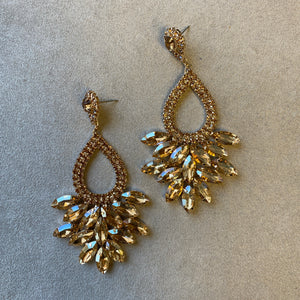 Arete gota y flor dorado