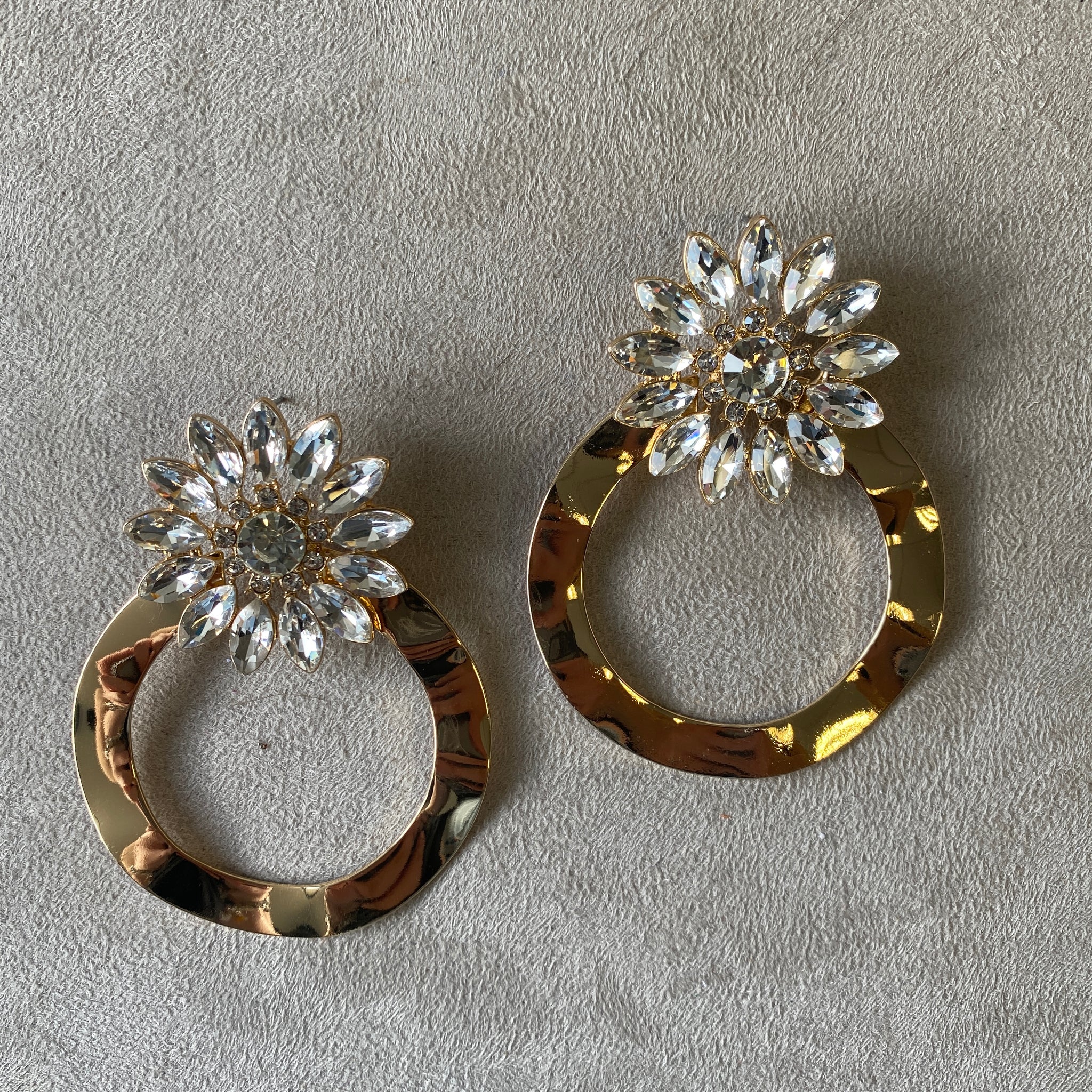 Arete flor y circulo c/brilos grande dorado