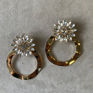 Arete flor y circulo c/brilos grande dorado