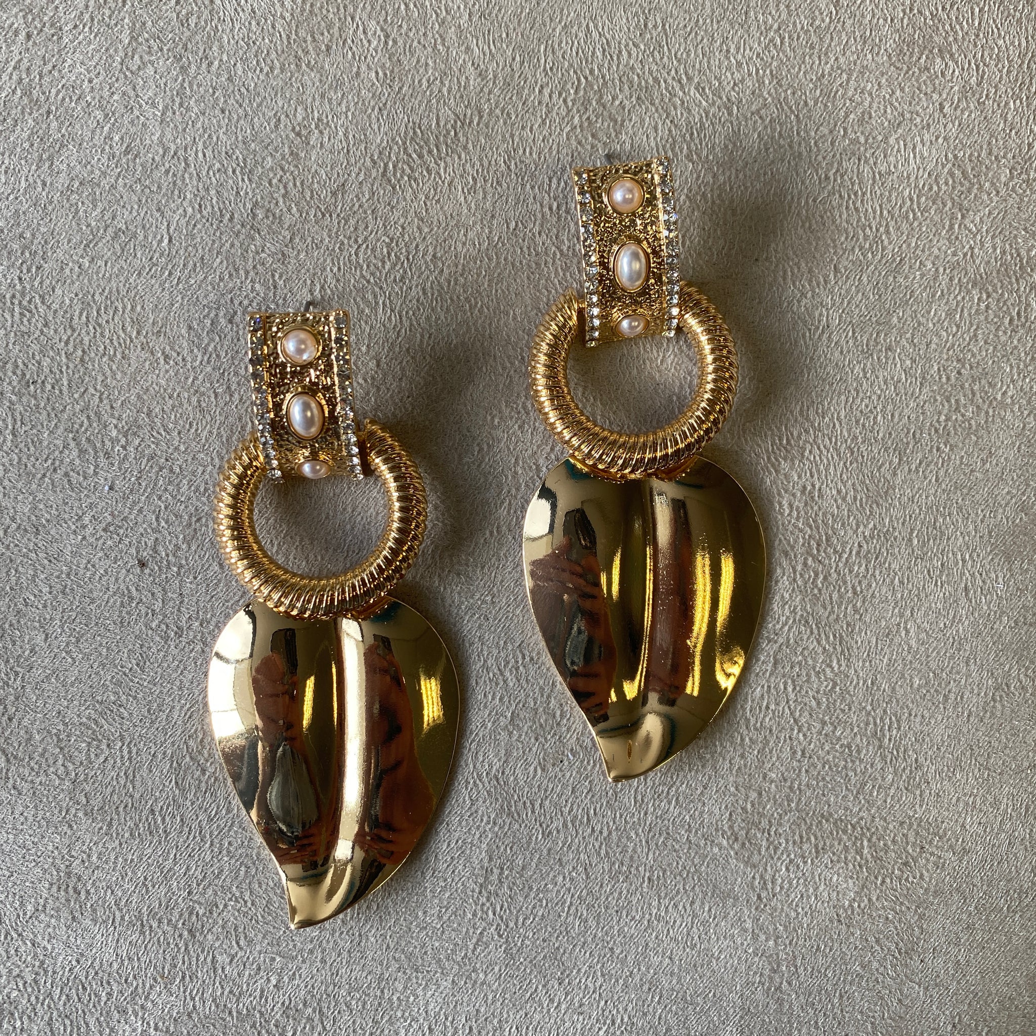 Arete hoja corazón dorado