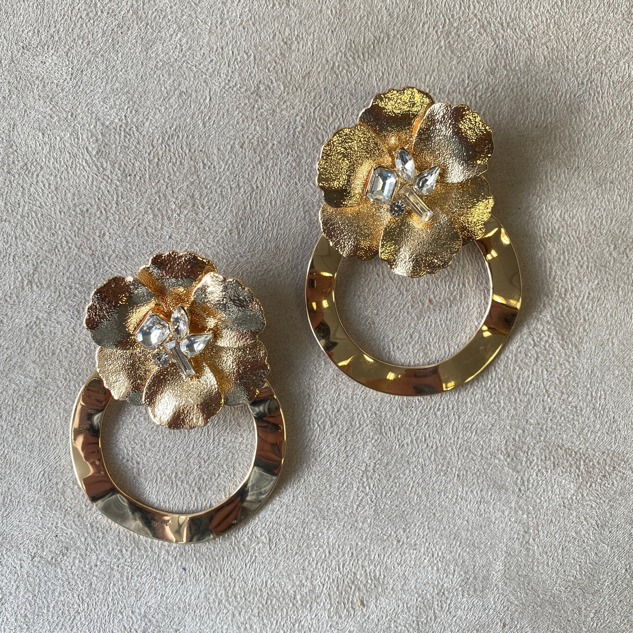 Arete flor y circulo grande dorado