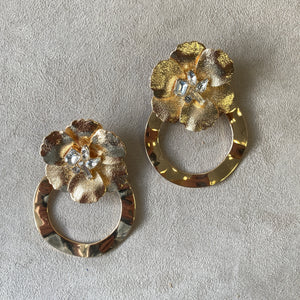 Arete flor y circulo grande dorado