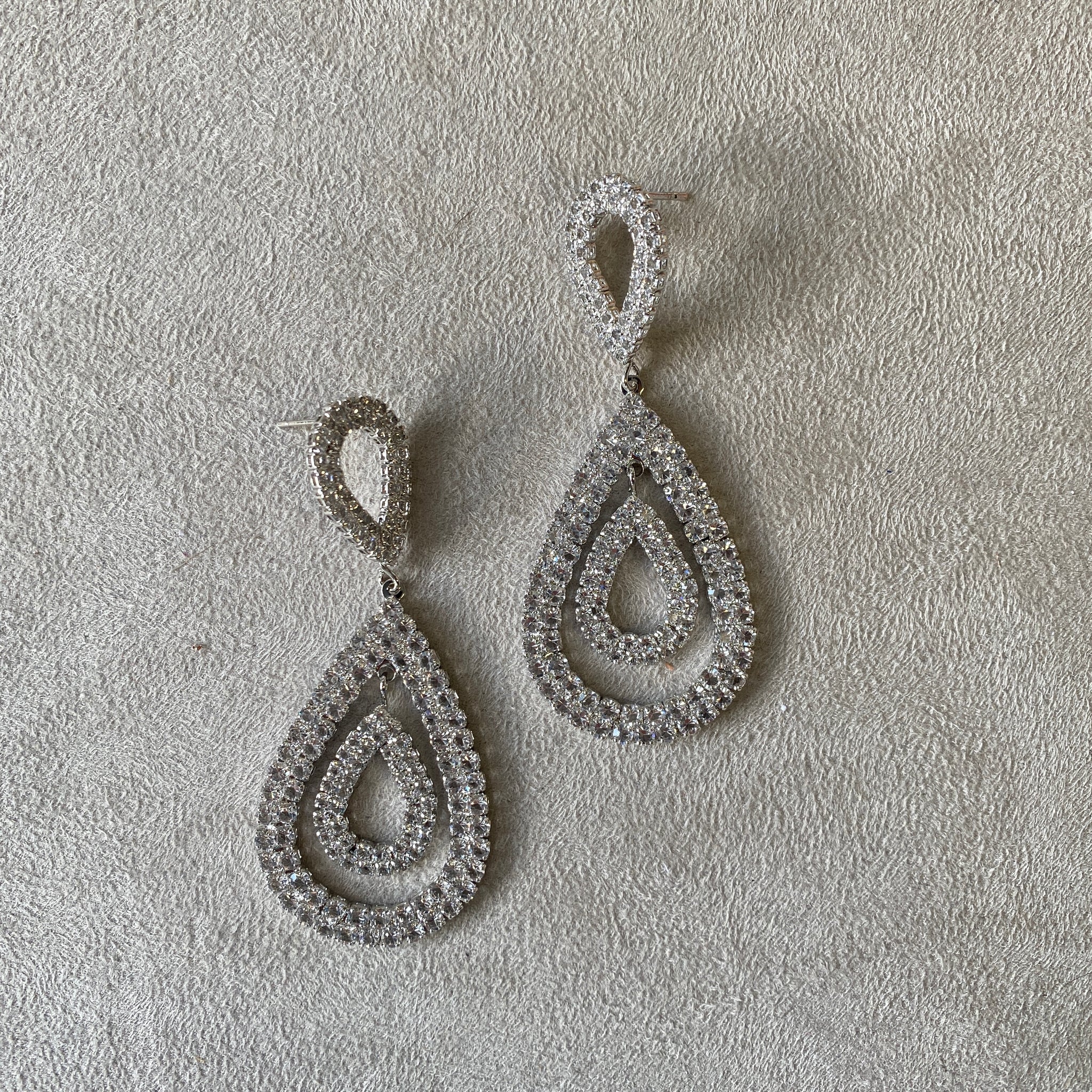 Arete 3 gota con brillos plata