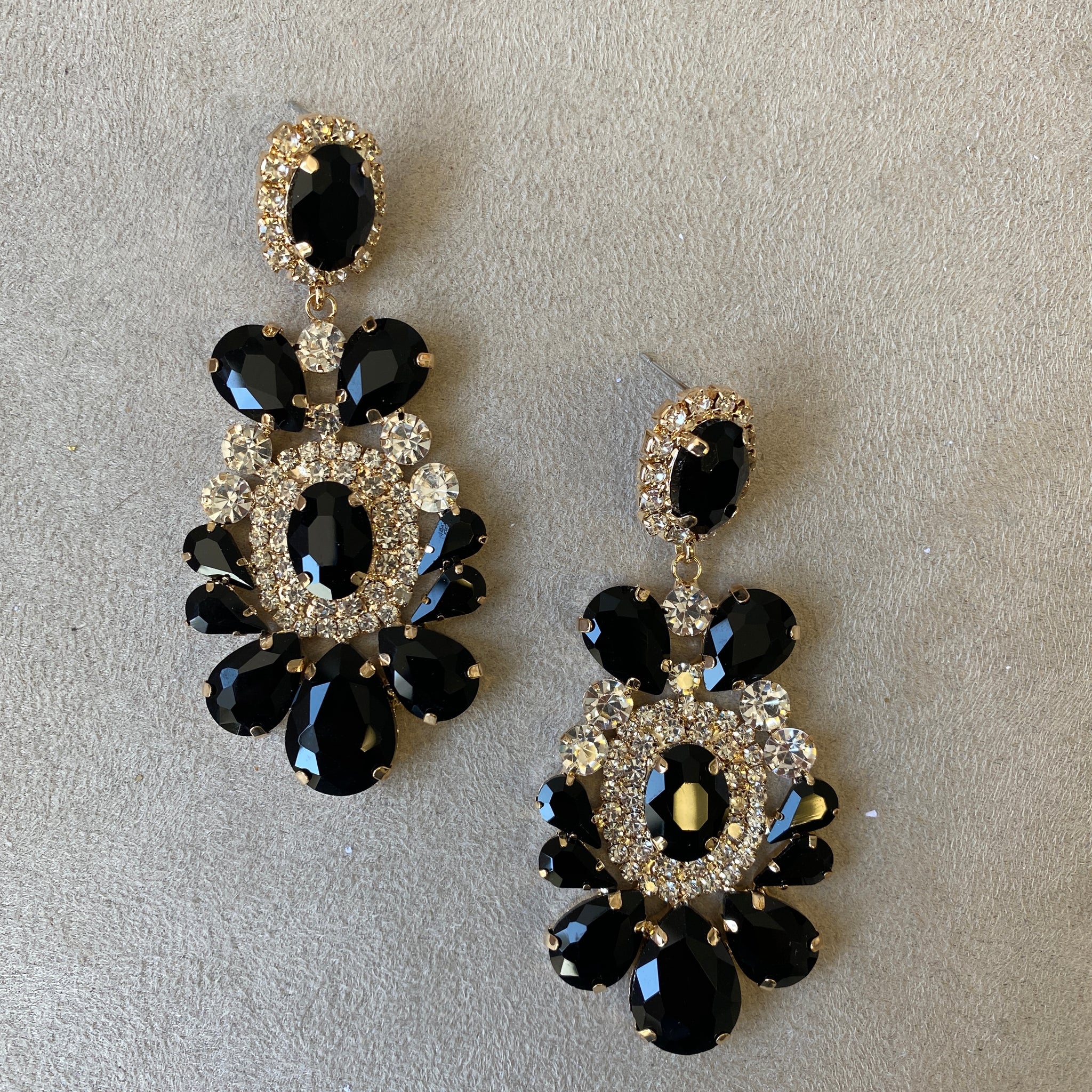 Arete flor en forma de gota negro-dorado