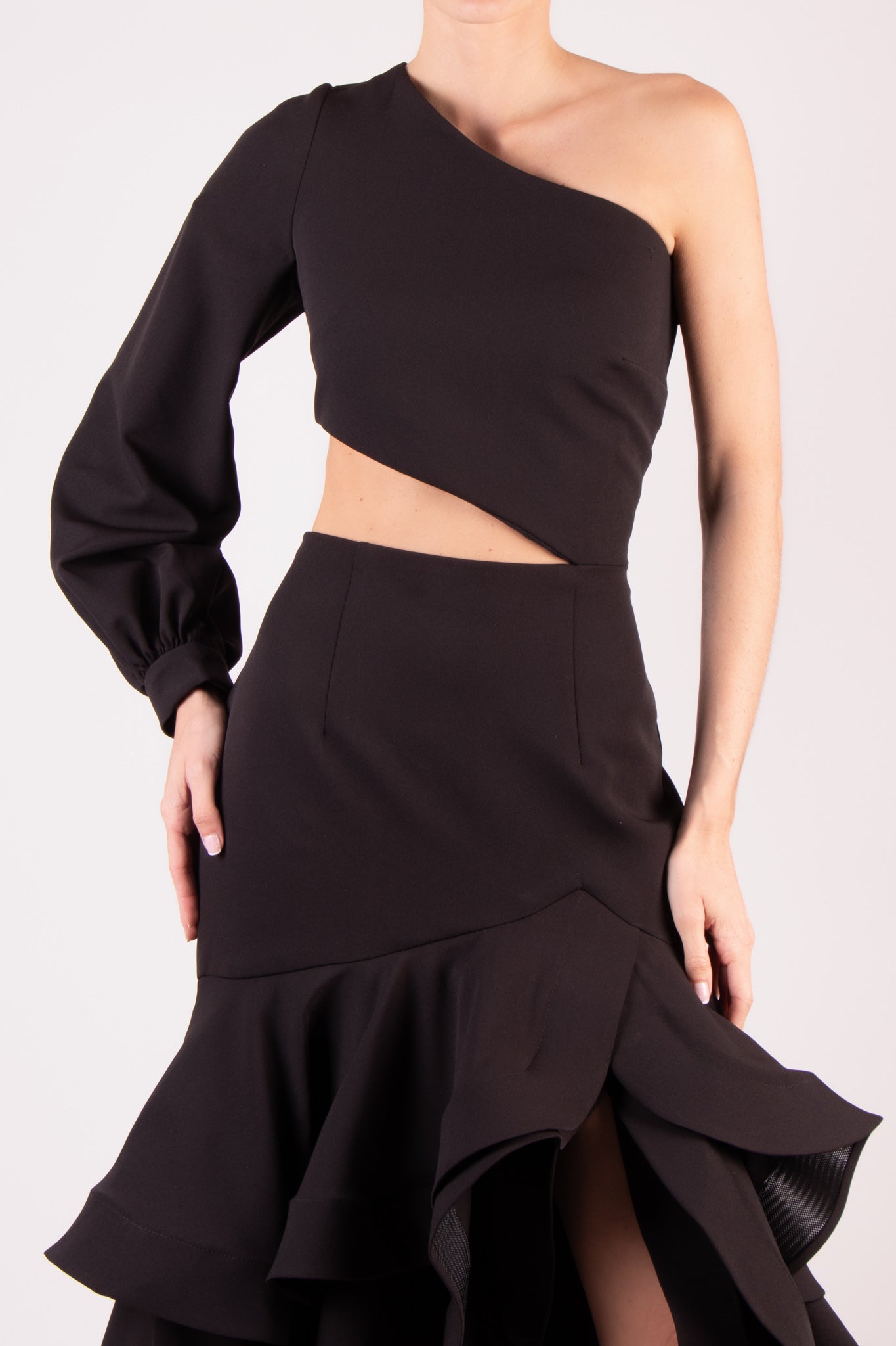 Vestido capas olanes cut out