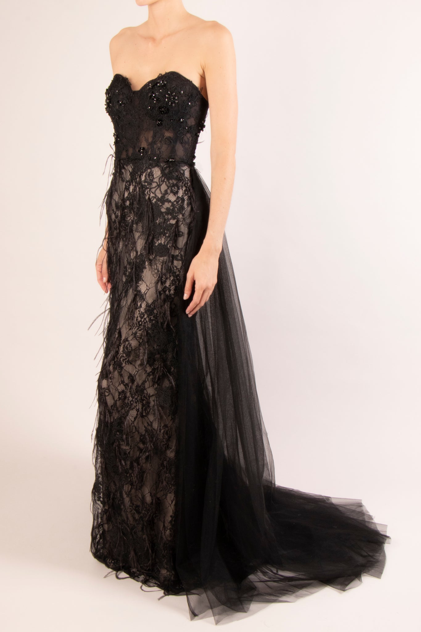 Vestido strapless bordado con cauda negro