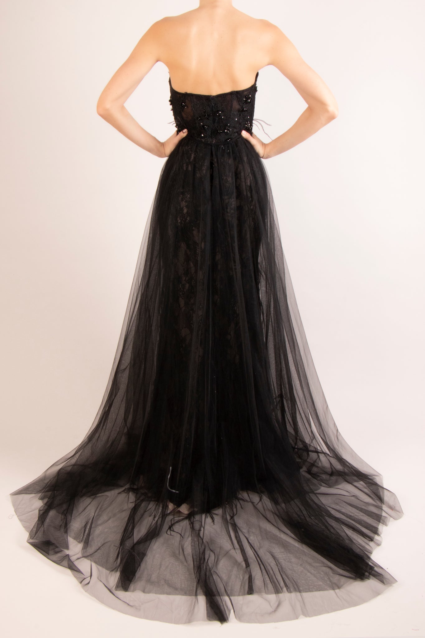 Vestido strapless bordado con cauda negro