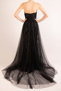 Vestido strapless bordado con cauda negro