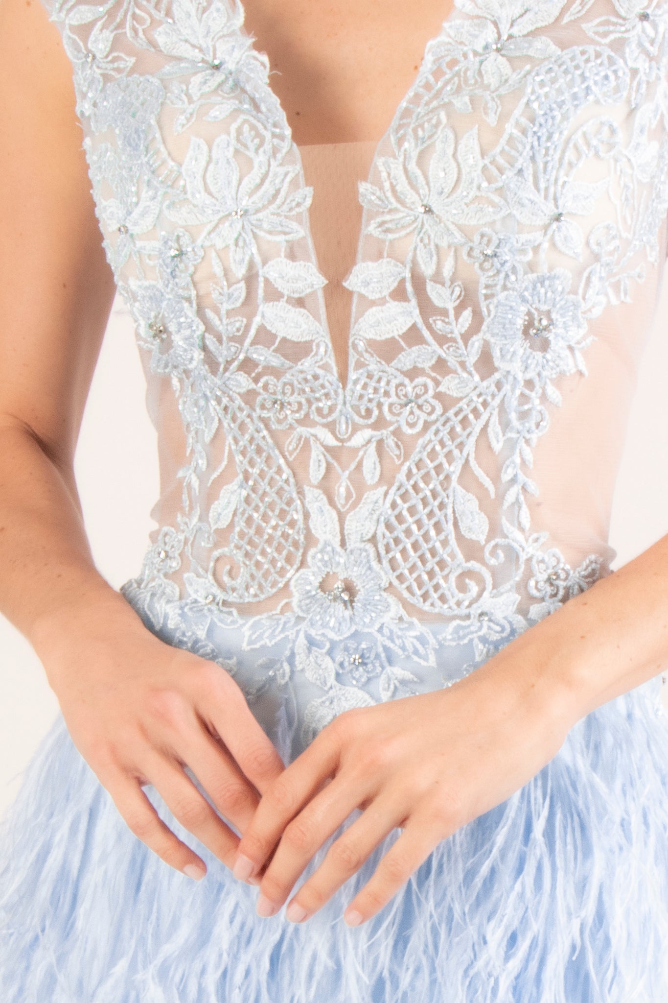 Vestido v bordado con transparencias y plumas azul cielo
