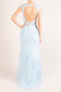 Vestido v bordado con transparencias y plumas azul cielo