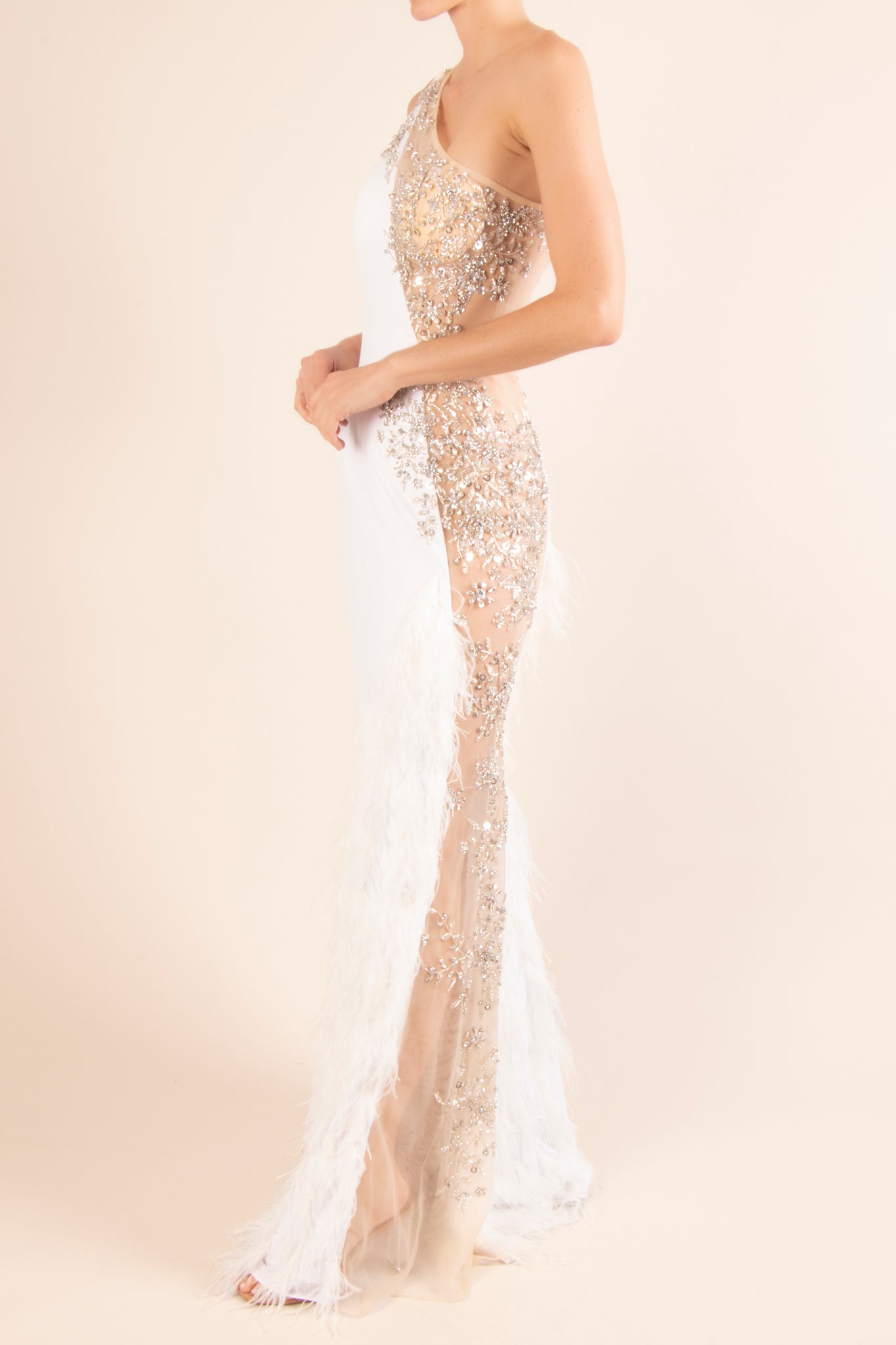 Vestido un hombro bordado transparencia y plumas blanco/nude