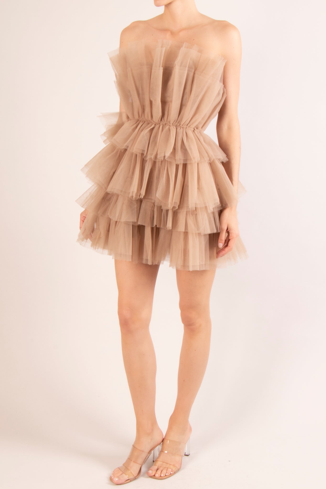 Vestido strapless corto capas tul taupe