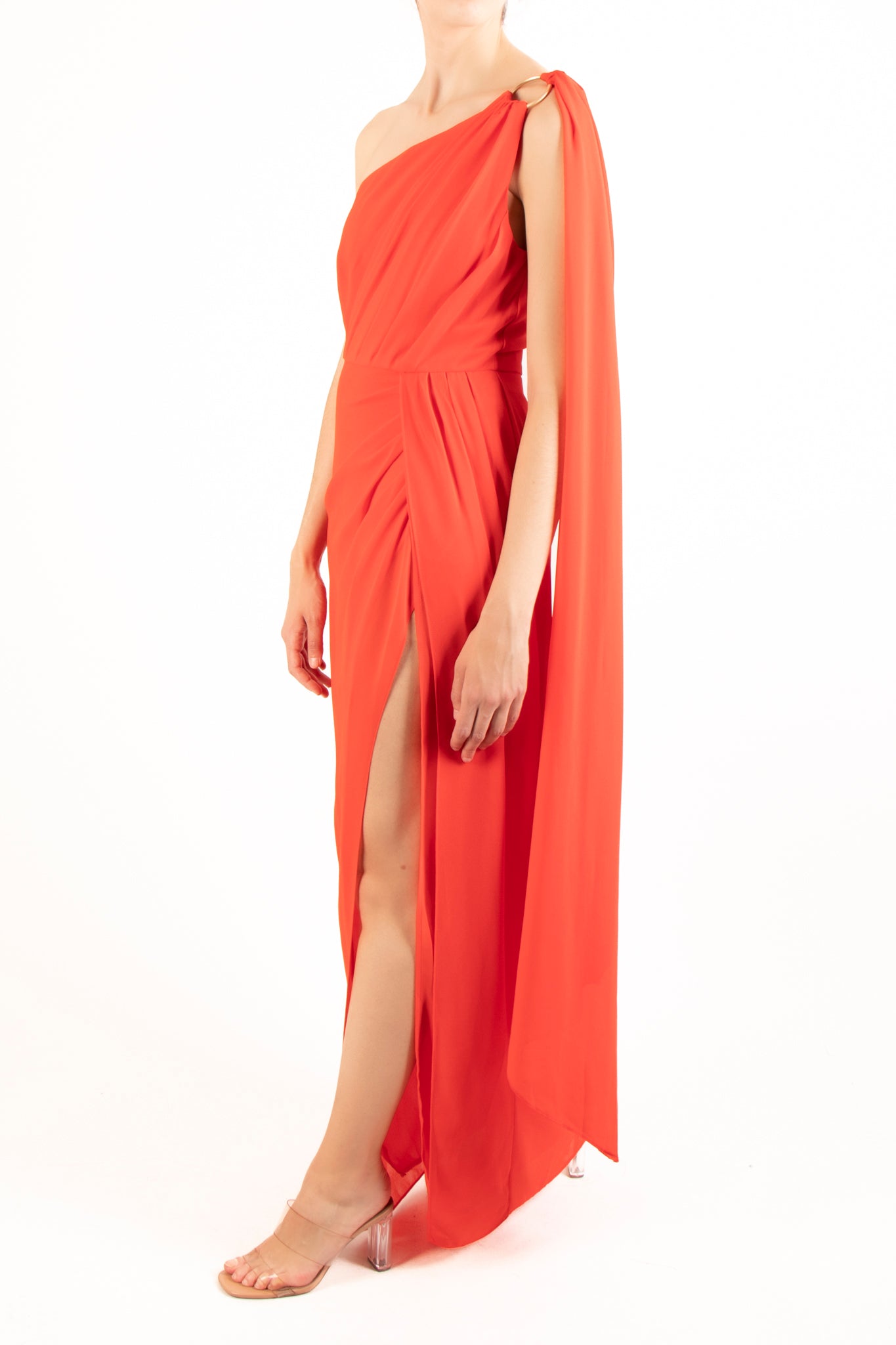 Vestido aro en hombro y capa naranja