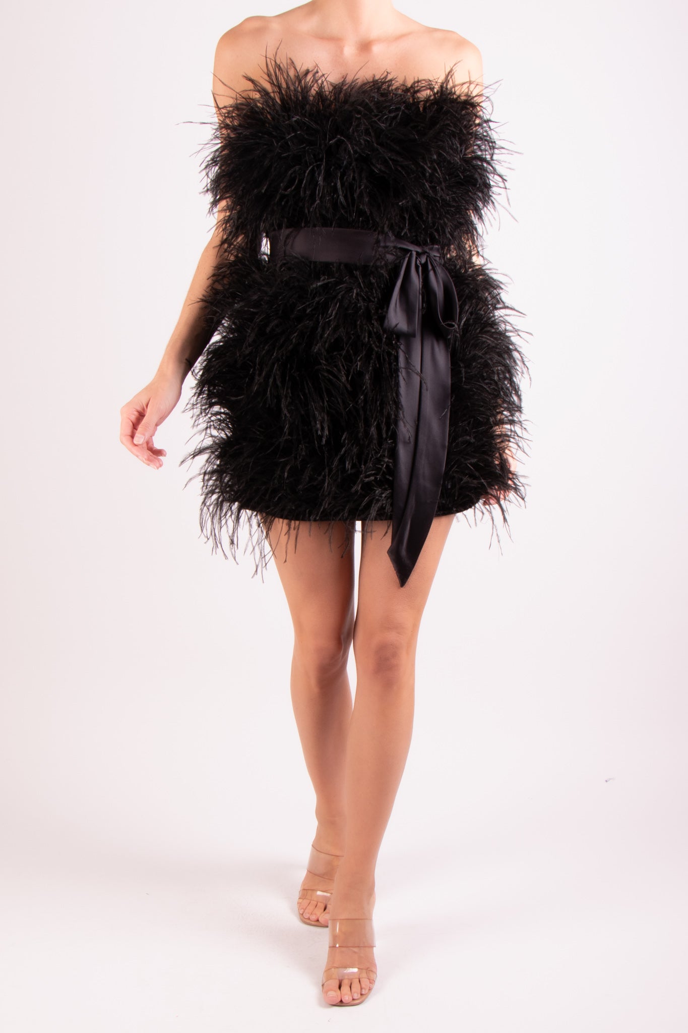 Vestido corto strapless plumas negro
