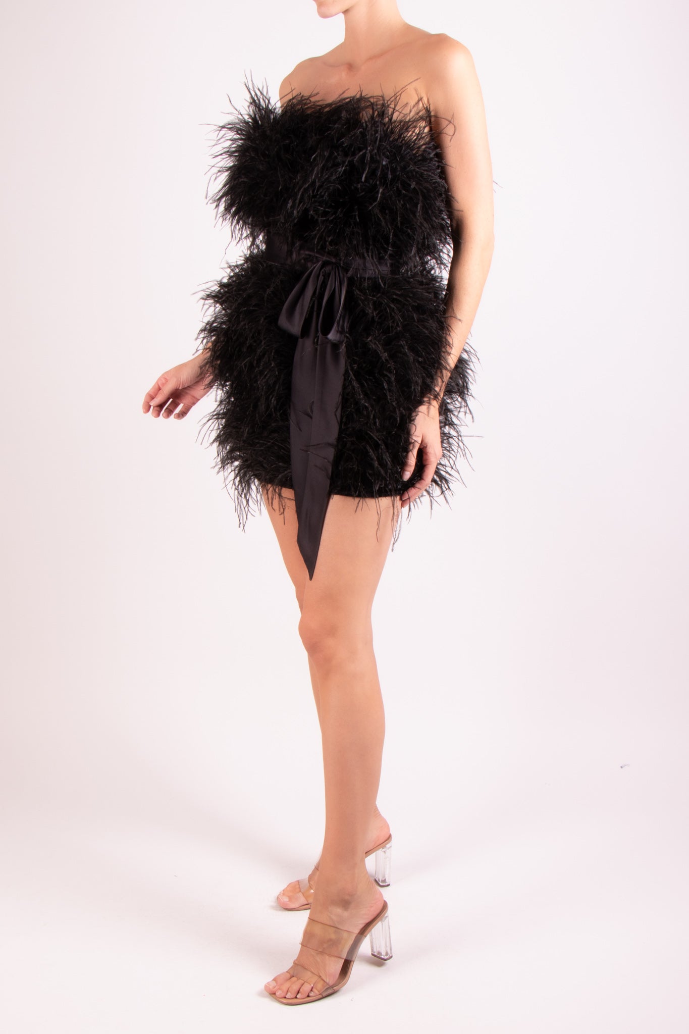 Vestido corto strapless plumas negro