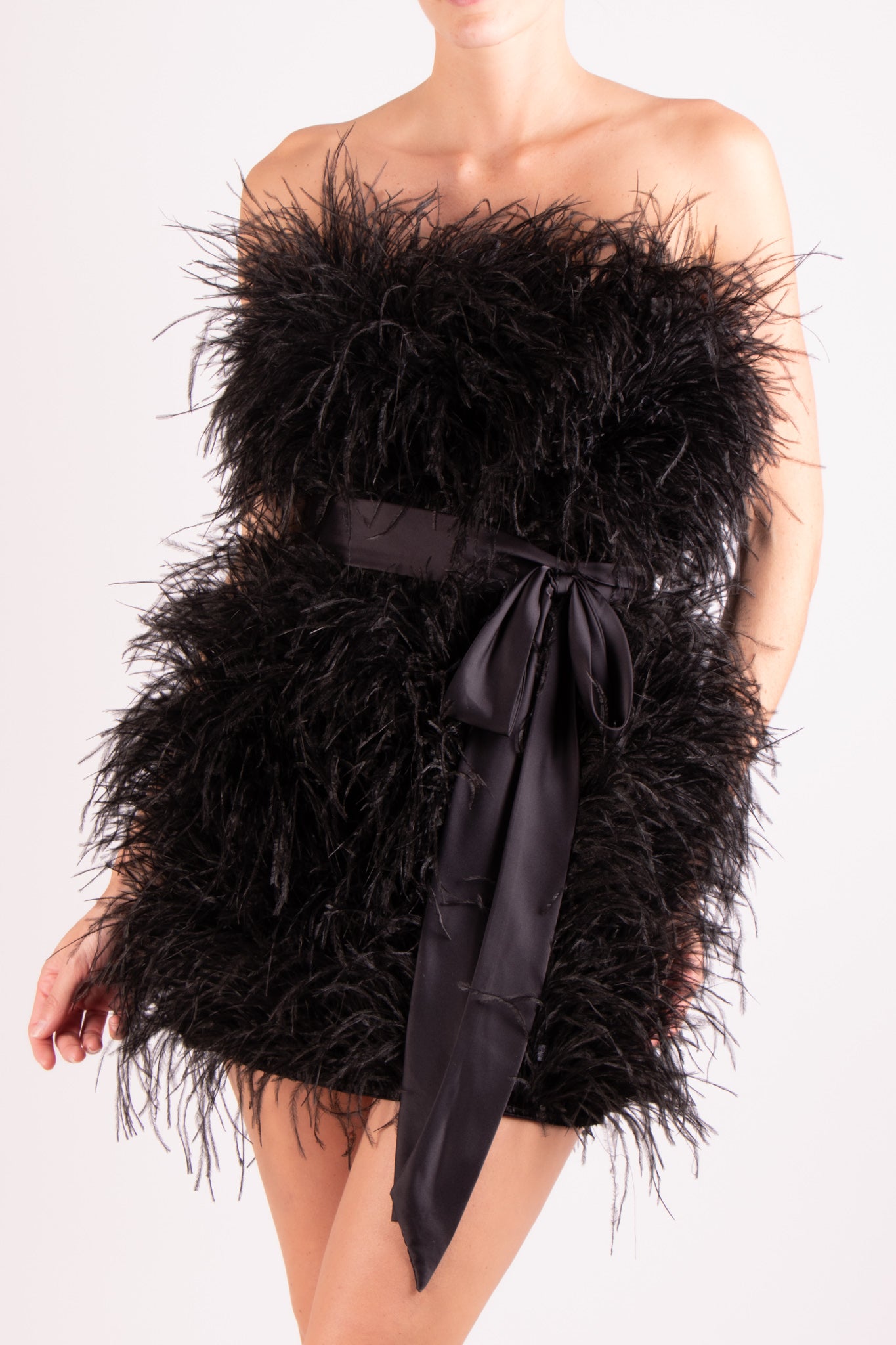 Vestido corto strapless plumas negro