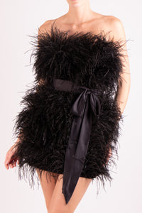 Vestido corto strapless plumas negro