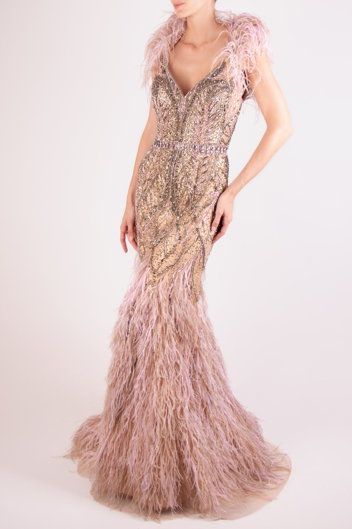 Vestido bordado plumas sirena taupe
