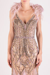 Vestido bordado plumas sirena taupe