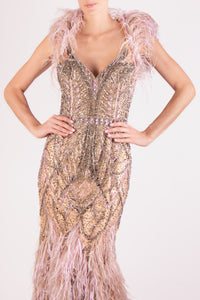 Vestido bordado plumas sirena taupe