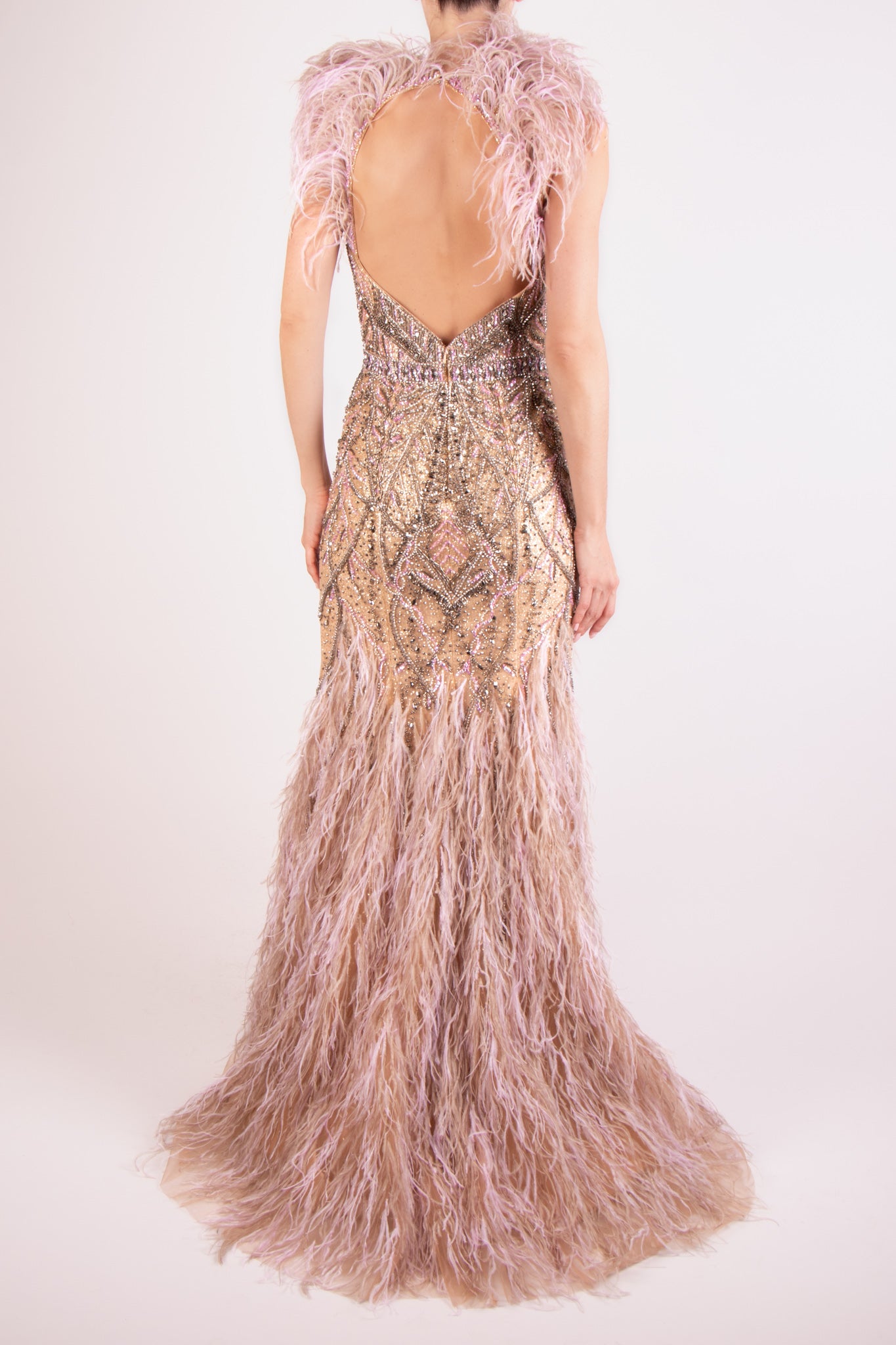 Vestido bordado plumas sirena taupe