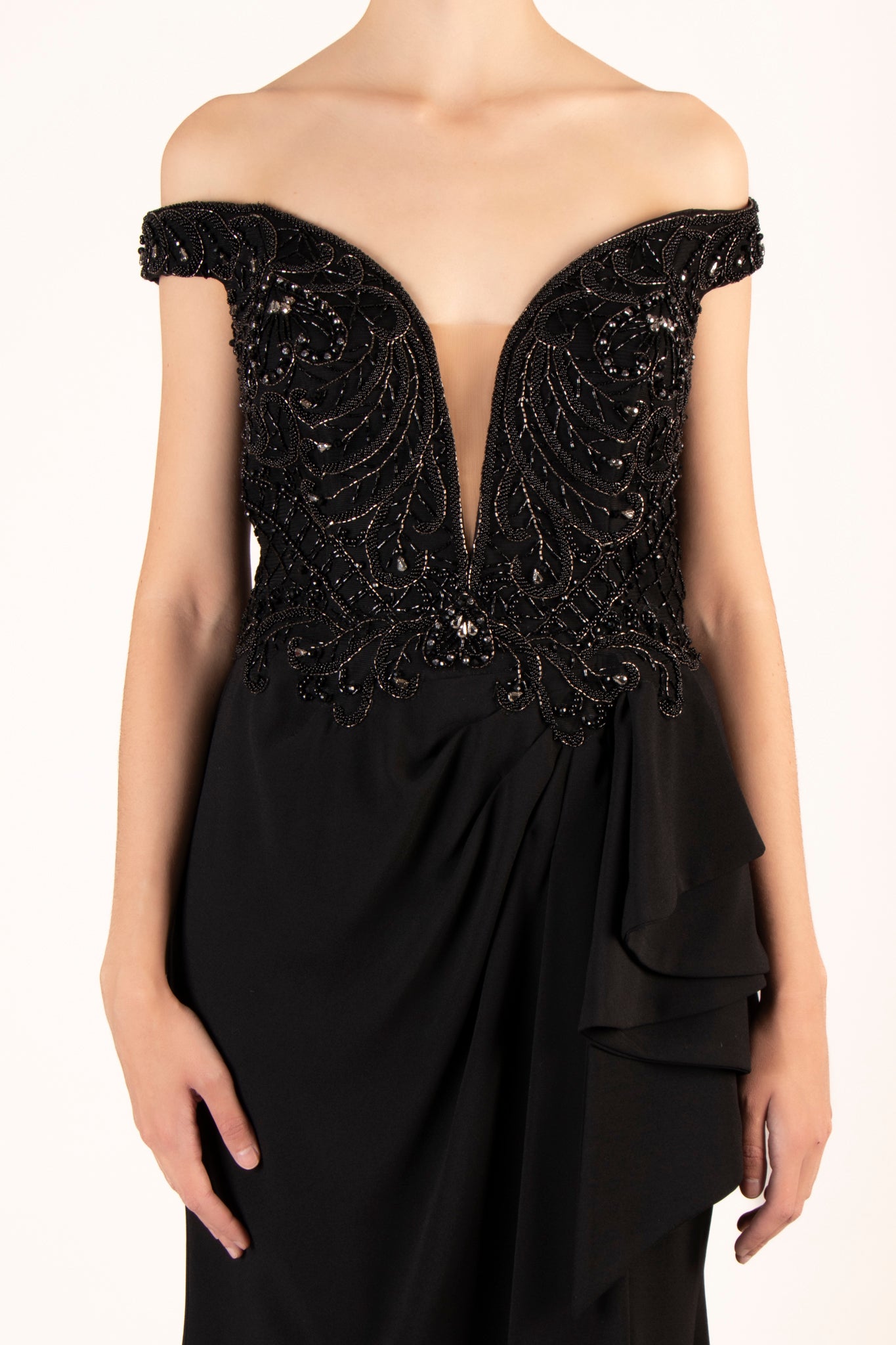 Vestido bordado off the shoulder negro