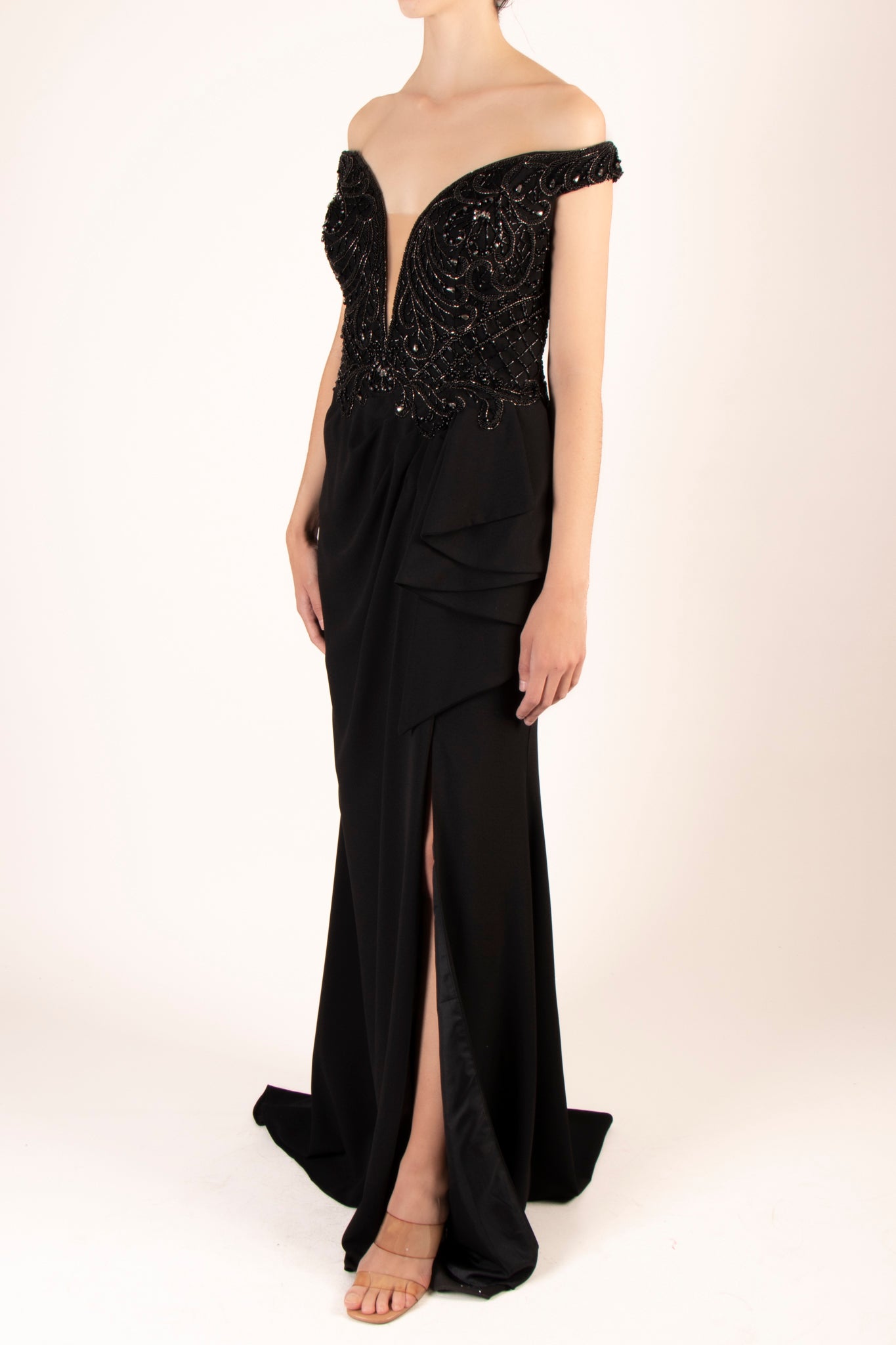Vestido bordado off the shoulder negro