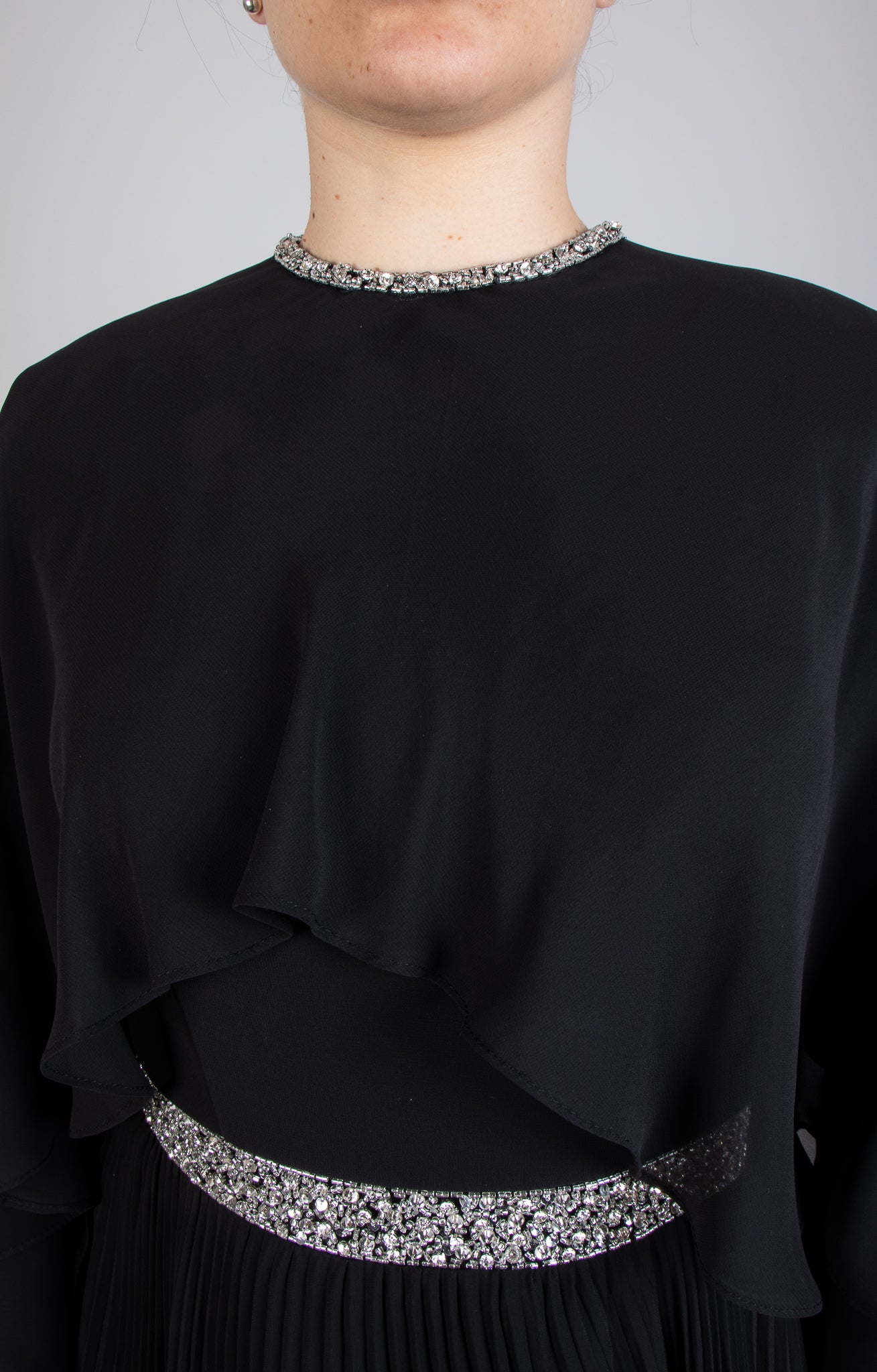 Vestido chifon plisado efecto capas negro